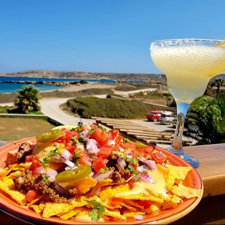 Centre taverna — Lunch with a view: nachos, salads, fresh fish, a cold drink — no walk needed.